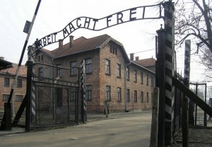 Eingangstor_des_KZ_Auschwitz_Arbeit_macht_frei_2007-300x208